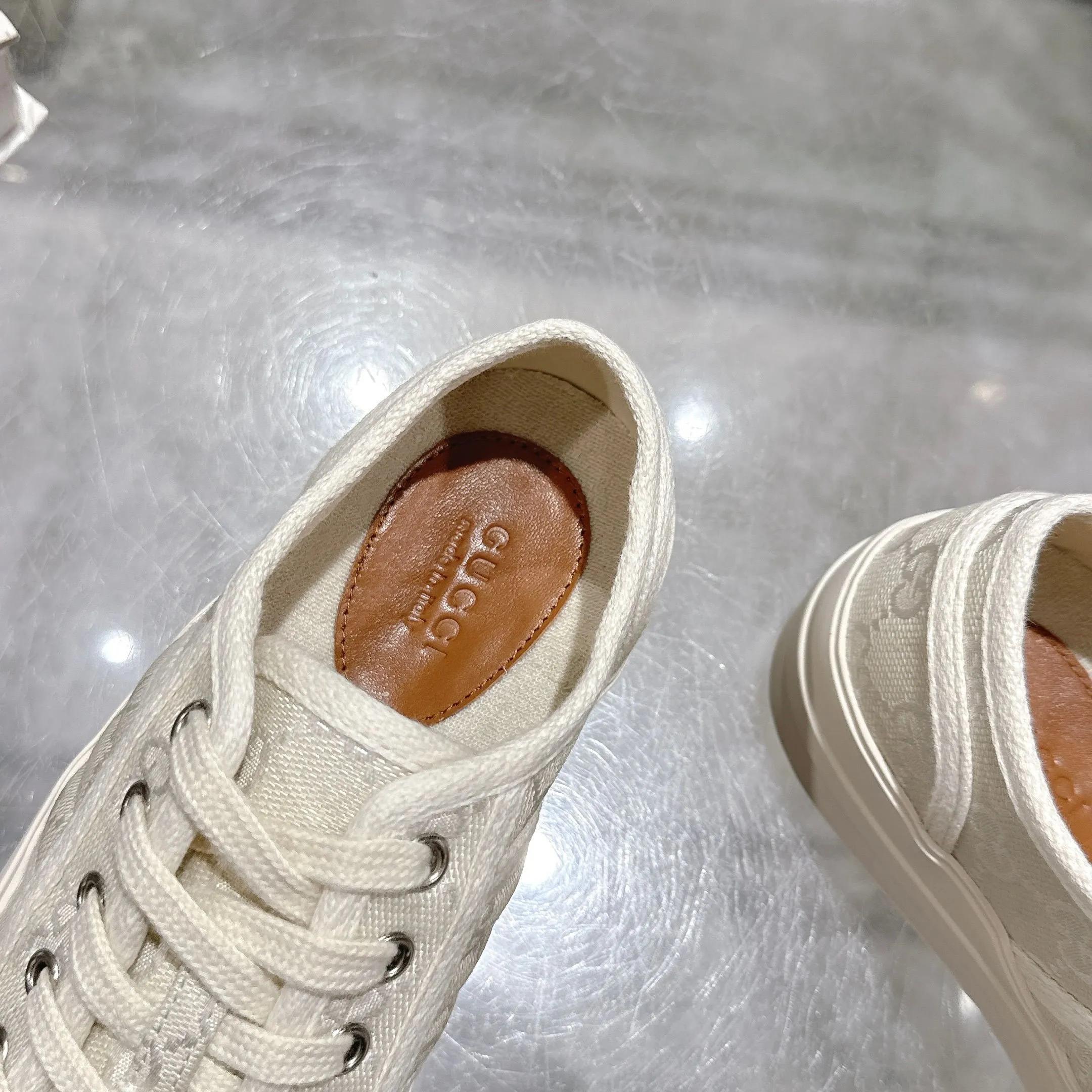 👟👟Ex-factory price 480👟👟 Crafted with iconic GG canvas❤, it cleverly combines spot design and modern aesthetics💋. The bold and avant-garde gallery shape is paired with "Gucci printed embossed rubber sole🌹, creating a dazzling item with full personality👏 and comfortable to wear." The original 1:1 molded sole looks like Huawei's chrysanthemum LOGO at first glance. 👍It is not on the same level as the high-protruding fake soles on the market👏✔️Full set packaging, size 35-4,